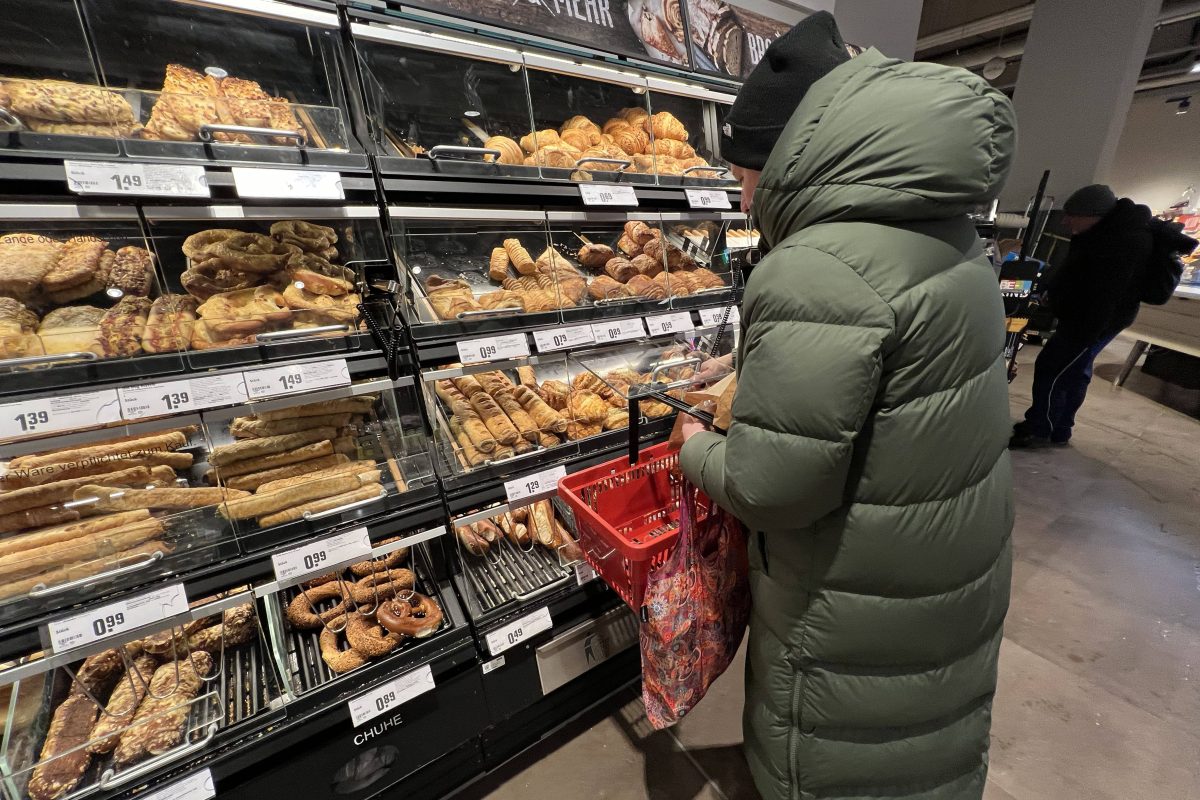 Als eine Amerikanerin bei Rewe Brot kaufen wollte, rasteten die deutschen Kunden aus.