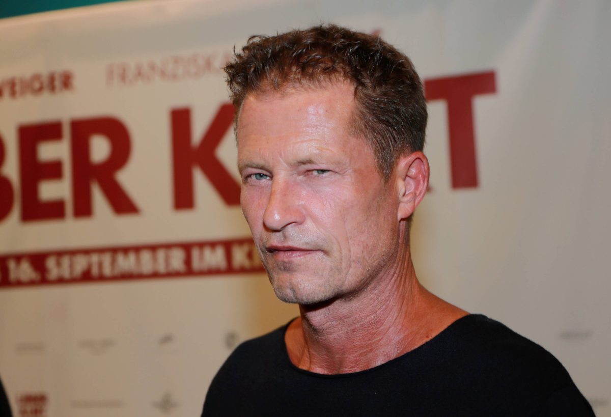 Dramatische Zeiten bei Til Schweiger. Der Schauspieler liegt derzeit mit Schmerzen im Krankenhaus auf Mallorca...