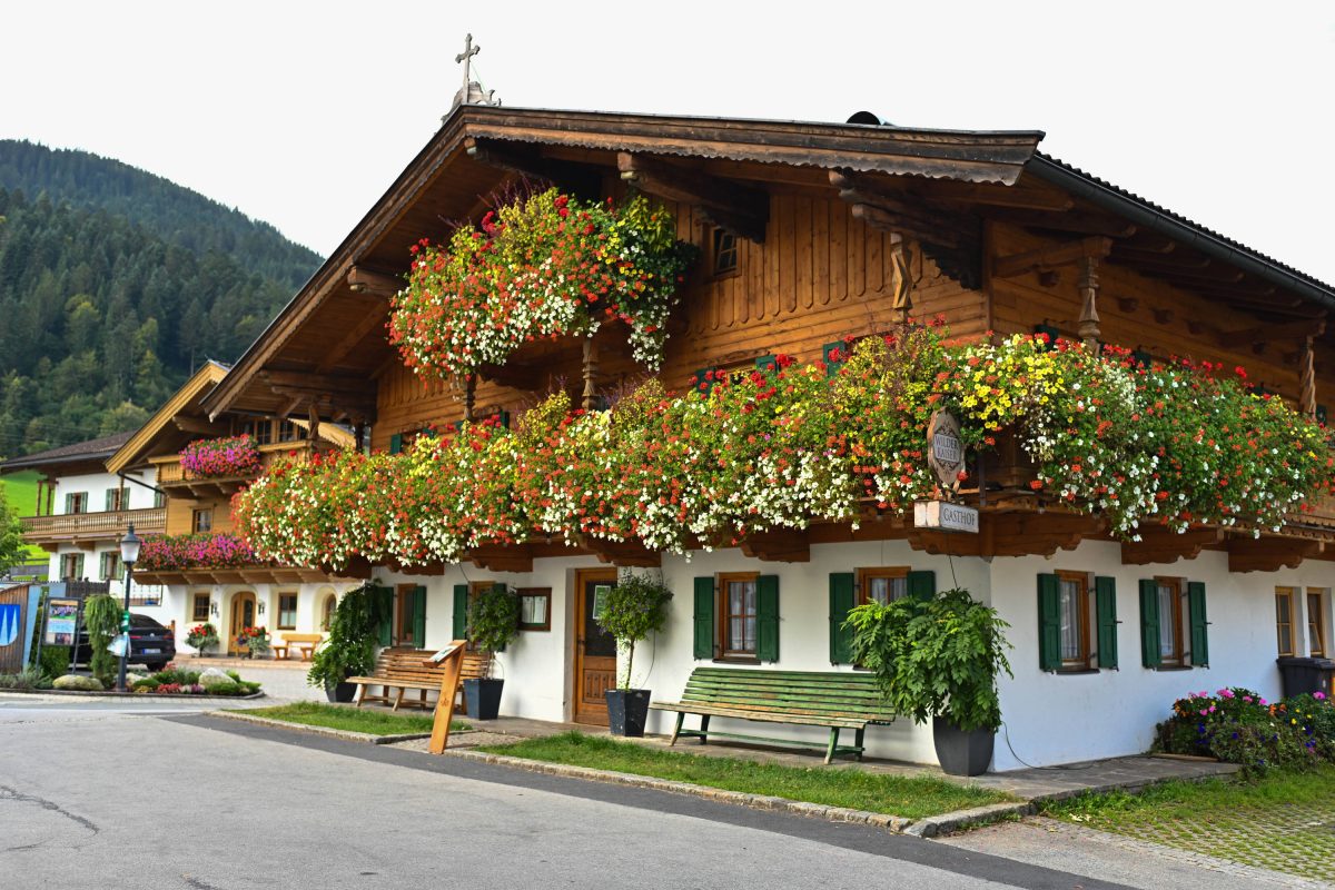 Drama in Tirol: Am Dienstagmittag (30. April) stürzte ein Maibaum auf das Gasthaus des "Bergdoktors". Ein Junge wurde dabei schwer verletzt.