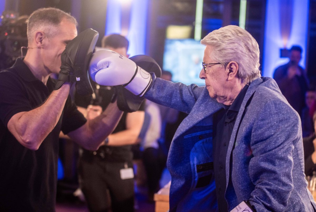 Er kämpft mit Boxhandschuhen gegen Parkinson. Jetzt spricht die ZDF-Legende Frank Elstner über die Herausforderungen seiner Erkrankung...