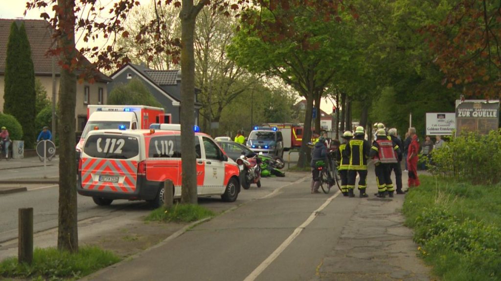 Dortmund. Schwerer Verkehrsunfall nach Zusammenstoß von Kleinwagen und Motorradfahrer.