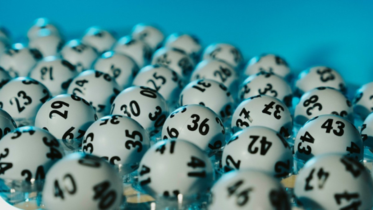 Bei der Samstagsziehung von LOTTO 6aus49 am 11. Mai konnte mit einem System-Anteilsschein „Chancen Booster“ von WestLotto der Jackpot geknackt werden. Zu der Gewinnsumme von 14,5 Millionen Euro aus dem ersten Rang kommen Gewinne aus weiteren Klassen hinzu. Somit ergibt sich eine Gesamtgewinnsumme von 15.156.399,30 Euro.