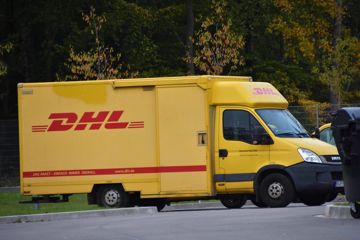 DHL: Frau bekommt Angst, weil Bote ihr immer wieder Nachrichten schickt.