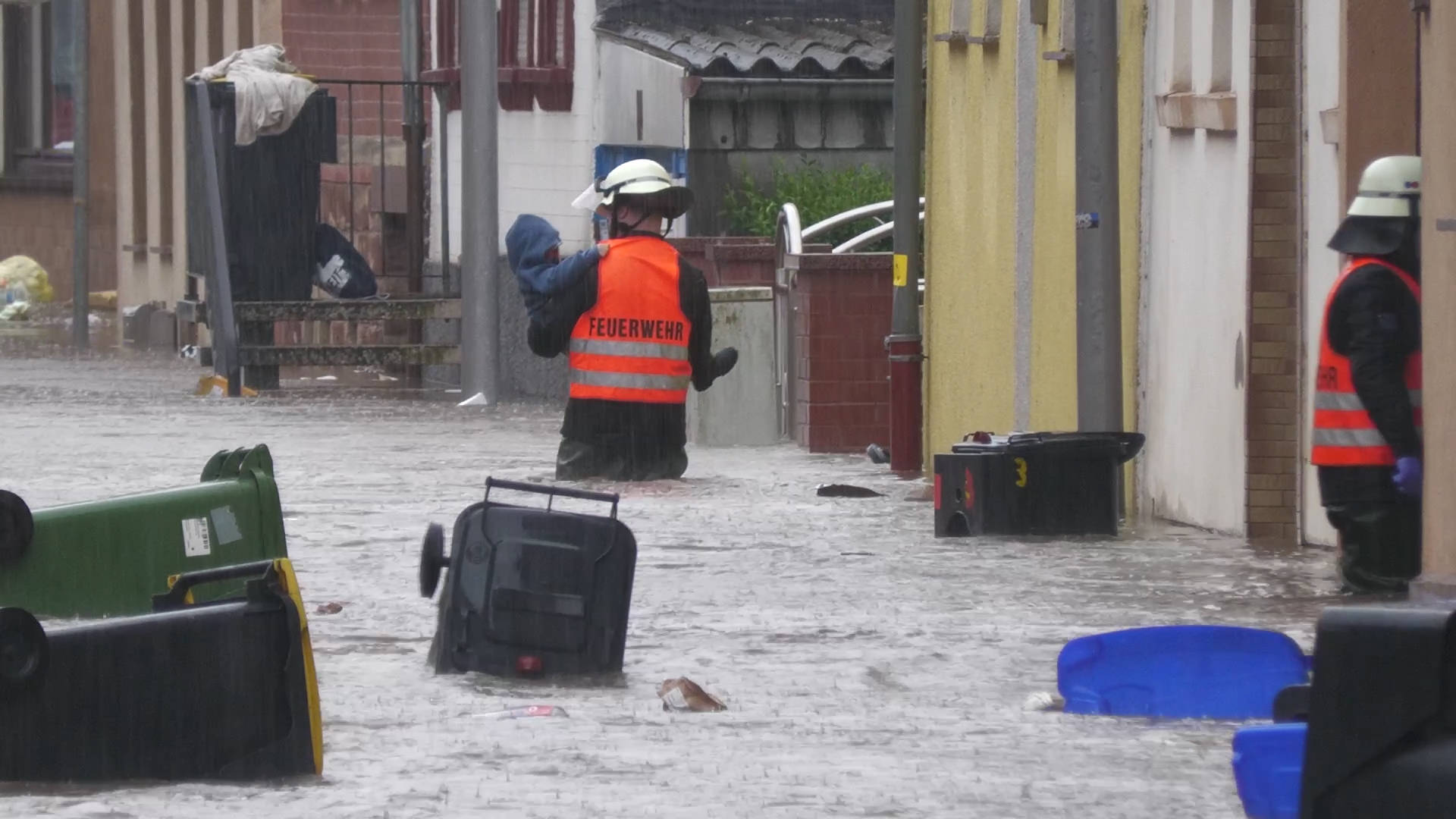 Hochwasser-Katastrophe Im Saarland - Frau Stirbt Nach Rettungseinsatz ...