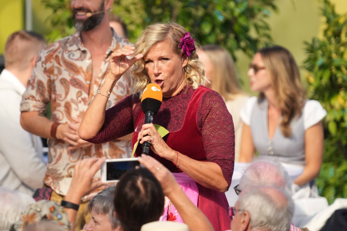 Im ZDF-"Fernsehgarten" ist eine Überraschung nie fern – nun sorgte Kerstin Ott mit DIESER Aktion für Staunen...