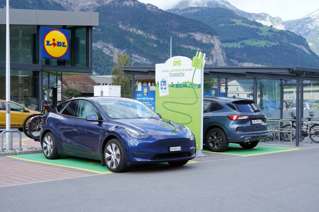 Zwei E-Autos an Ladestation bei Lidl.