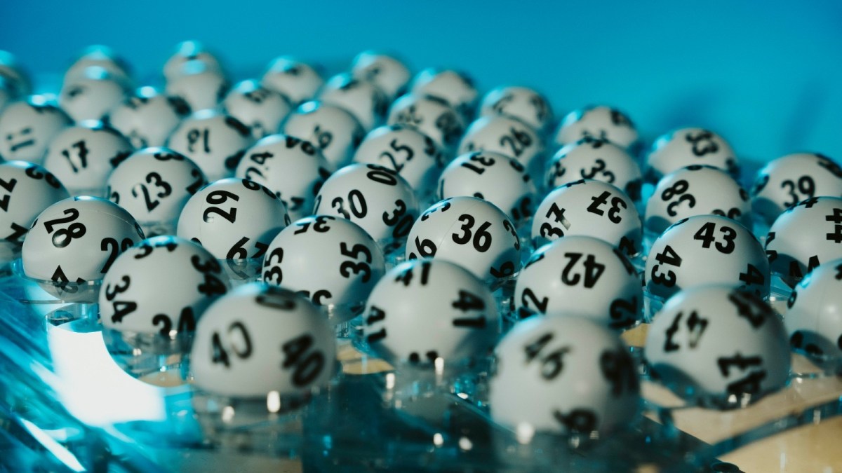 Mit den Tipps der Lotto-Spielgemeinschaft „Chancen Booster“ von WestLotto wurde am Samstag, 1. Juni, ein Treffer im zweiten Gewinnrang von LOTTO 6aus49 erzielt. Zu der Gewinnsumme von 1.673.504,30 Euro kommen noch weitere Gewinne aus weiteren Klassen hinzu. Somit ergibt sich eine Gesamtgewinnsumme von 1.929.567,50 Euro.