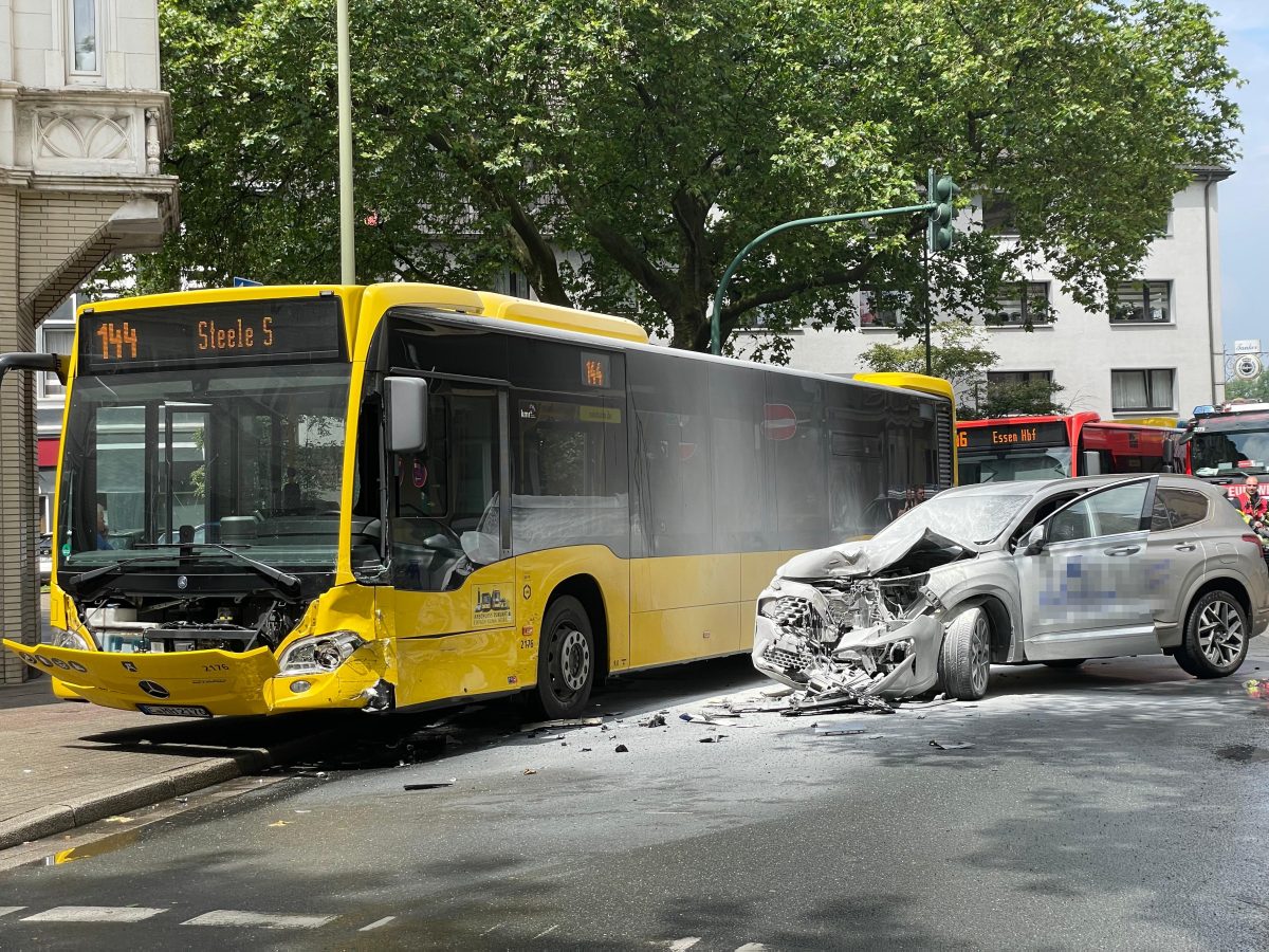 In Essen-Kray kollidierte ein Pkw mit einem Linienbus.