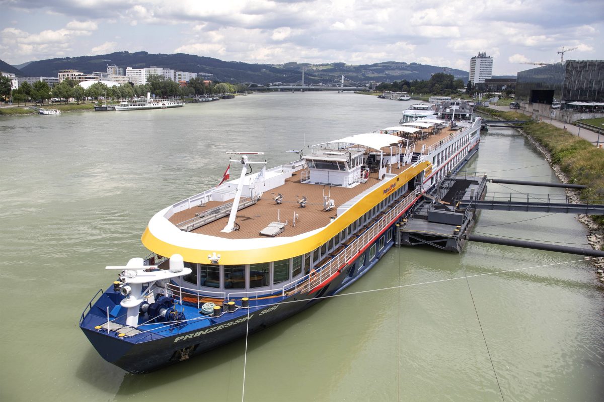 Kreuzfahrt: Schiffe dÃ¼rfen auf der Donau wegen dem Hochwasser nicht mehr fahren.