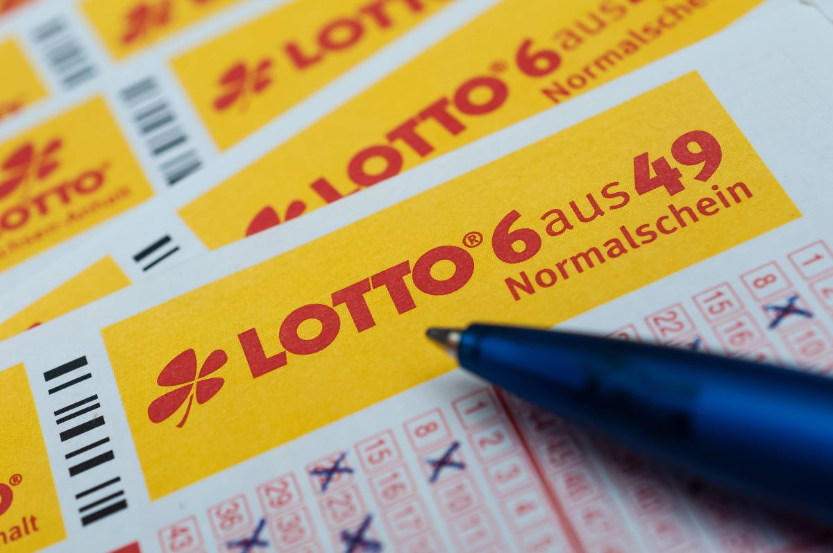 Bochumer gewinnen beim Lotto. Chico schaut genau hin.