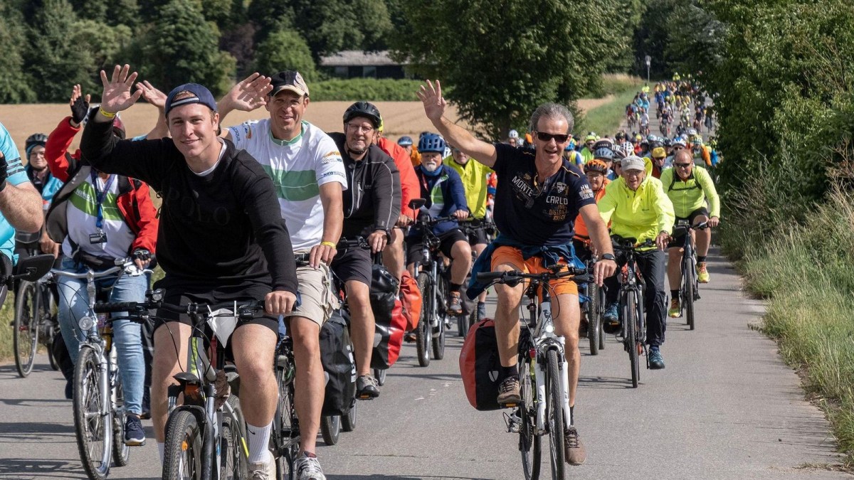 Am Donnerstag, 18. Juli, um 12 Uhr startete die diesjährige NRW-Radtour. Sie führt in diesem Jahr vom bis Sonntag, 21. Juli, auf abwechslungsreichen Strecken durch das östliche Ruhrgebiet und die Soester Börde. Wer tagsüber nicht mitradeln kann, ist dennoch eingeladen, abends die kostenlosen WDR 4 Sommer Open Airs zu besuchen.