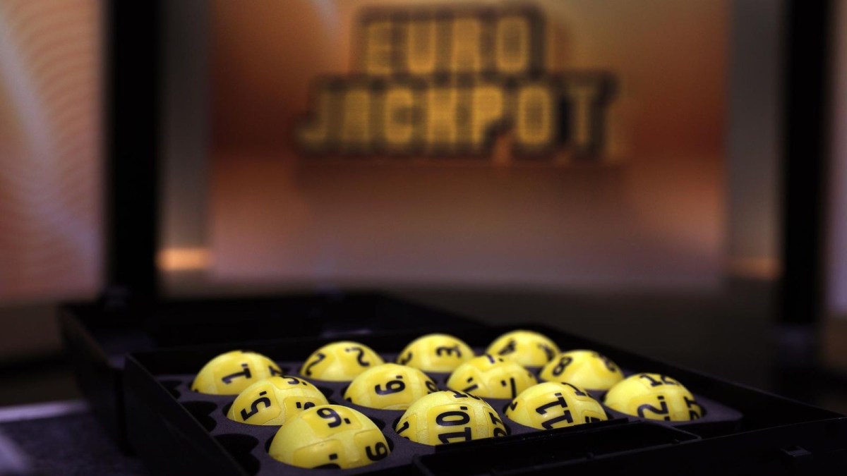 Zwei Spielteilnehmer konnten bei der Eurojackpot-Ziehung am 26. Juli die korrekten sieben Zahlen auf ihrem Spielschein vorweisen. Beide Jackpot-Gewinne gehen nach Skandinavien in die Länder Norwegen und Schweden. Den glücklichen Tippern wird die Gewinnsumme von jeweils 21.343.939,10 Euro ausgezahlt.