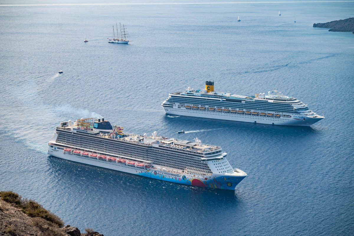 Kreuzfahrt-Schiff wartet am Hafen auf die Passagiere