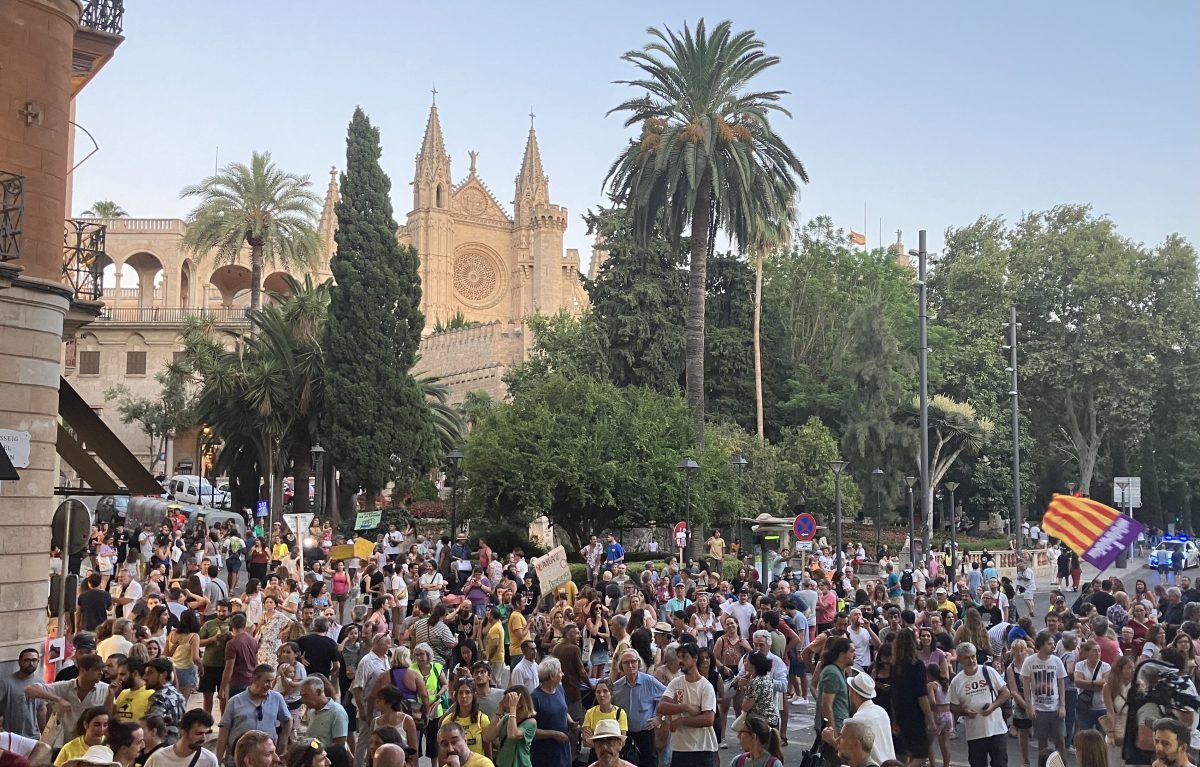 Am Sonntag (19. Juli) fand eine GroÃŸdemonstration gegen den Massentourismus aus Mallorca statt. Wer derzeit Urlaub auf Mallorca macht, kann dem Ã„rger der Einheimischen immer wieder begegnen.