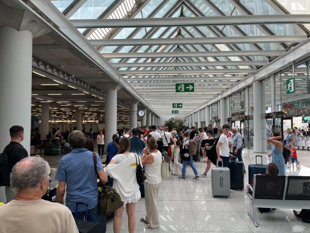 Lange Schlagen am Flughafen Palma de Mallorca. Sehr viele Menschen hier wollen von ihrem Urlaub auf der Insel zurück nach Hause.