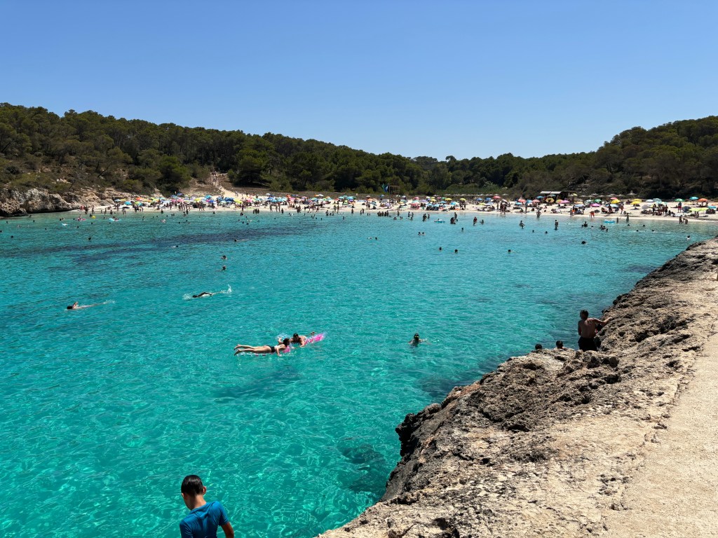 Große Bucht von Mallorca mit klarem Wasser.