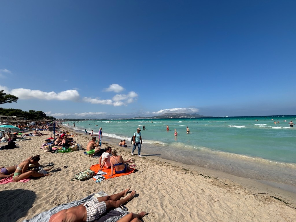 Weitläufiger Strand Playa de Muro mit goldenem Sand und klarem Wasser, ideal für lange Spaziergänge.