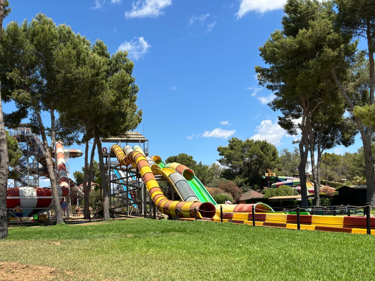 Ein Blick auf Wasserrutschen aus dem Aqualand auf Mallorca.