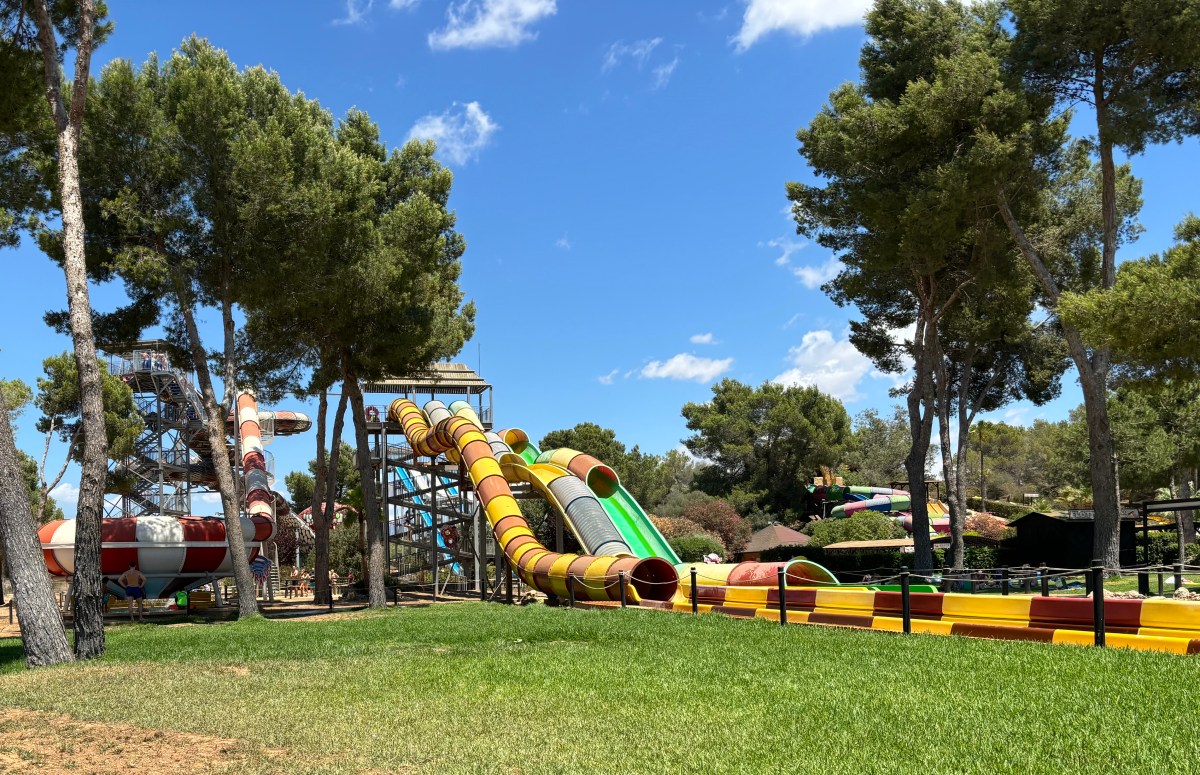 Ein Blick auf Wasserrutschen aus dem Aqualand auf Mallorca.