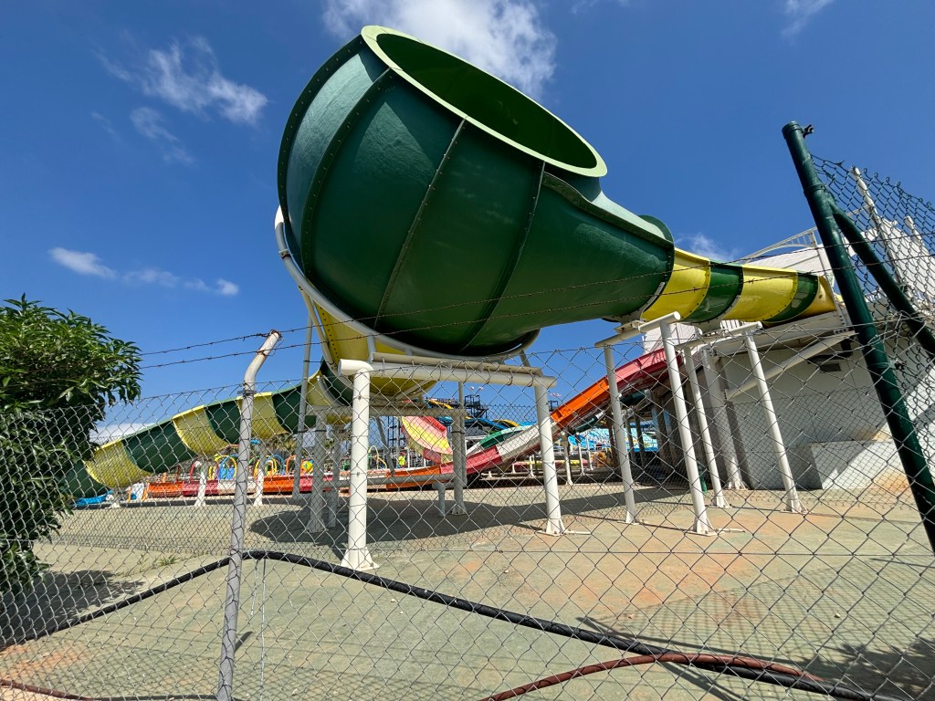 Ein Blick auf eine Kinderrutsche aus dem Wasserpark Hidropark Alcudia auf Mallorca.