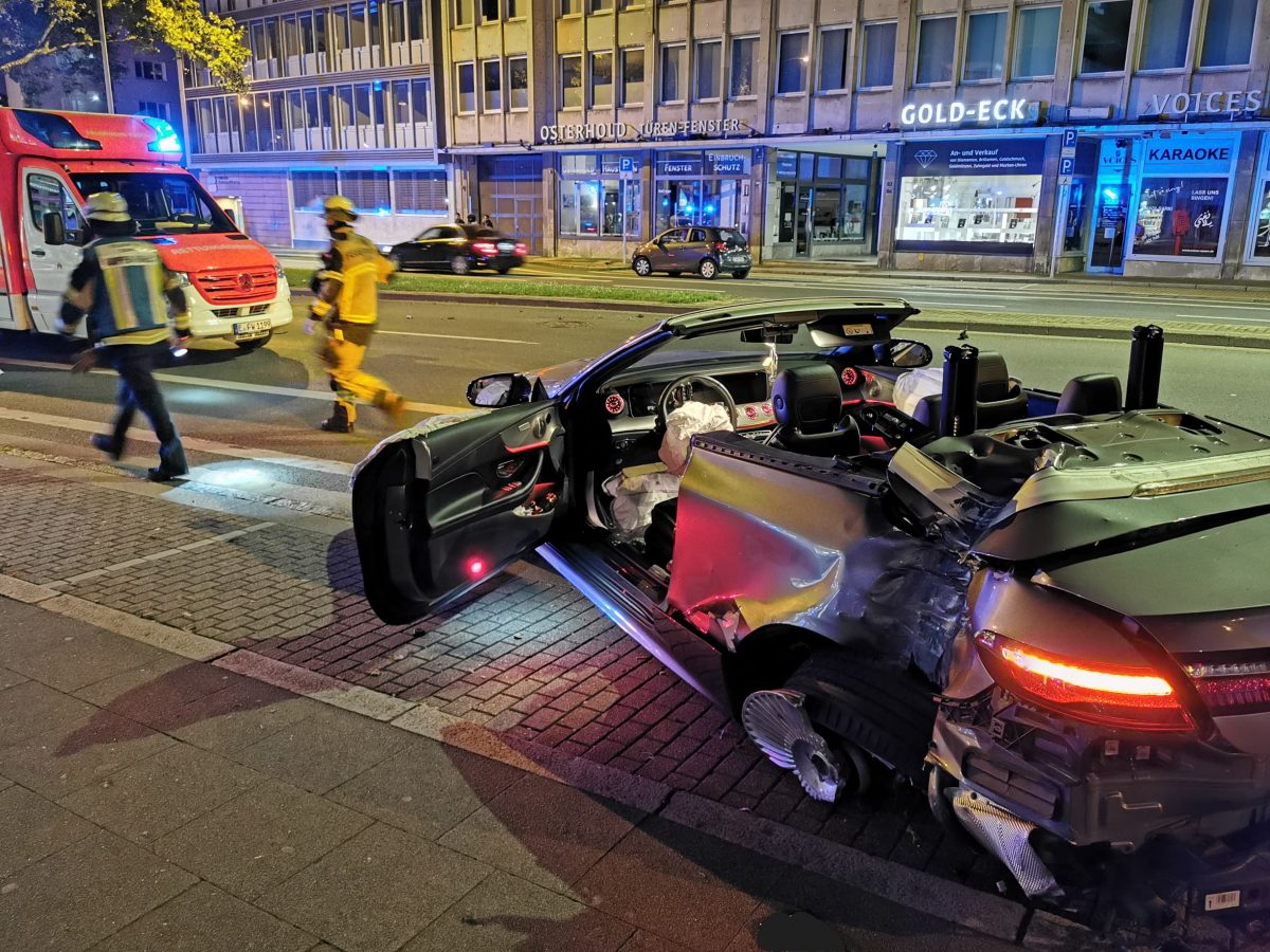 Am Limbecker Platz in Essen crashte ein Mercedes in ein anderes Auto.