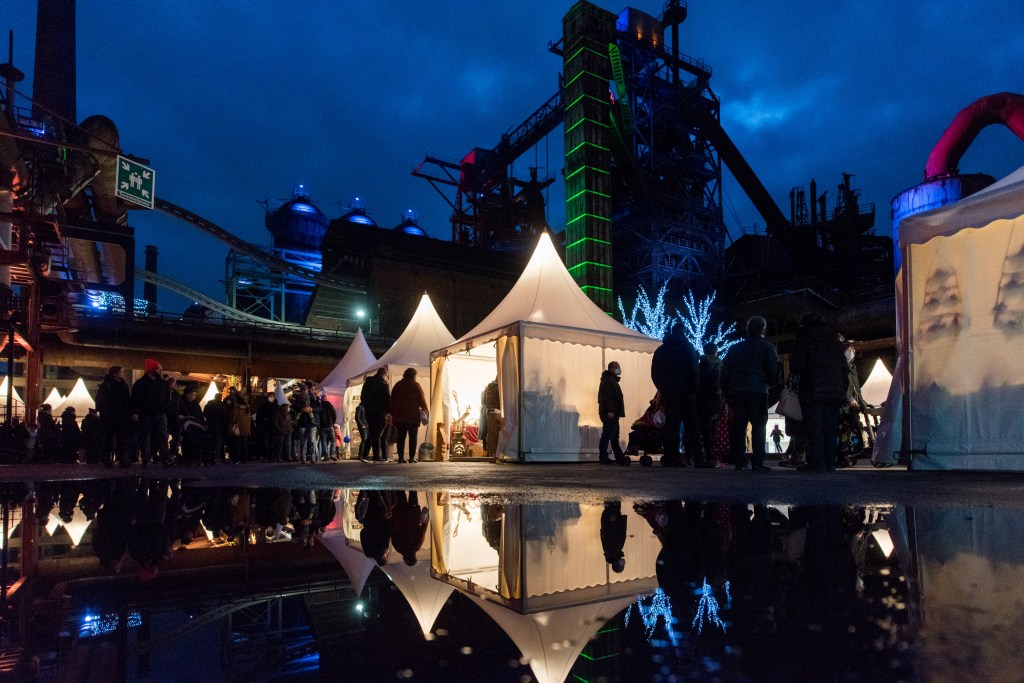 weihnachtliche Zelte im Industriegelände