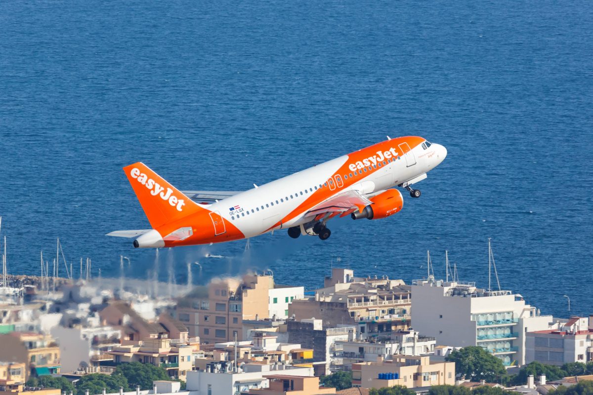 Ein Flugzeug von Easyjet Ã¼ber Mallorca.