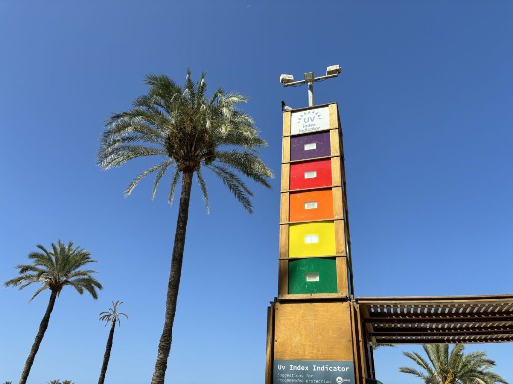 Eine Leuchtampel an der Playa von S'Arenal zeigt den Menschen, die Urlaub auf Mallorca machen an, welchen Schutz sie an diesem Tag benötigen.