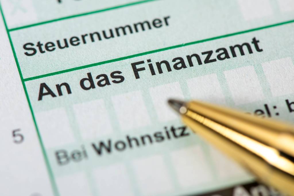 Unausgefüllte Steuererklärung fürs Finanzamt, Symbolbild für Steuerpflicht bei Kleinanzeigen-Verkäufen.