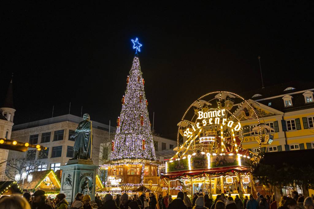 Beleuchteter Weihnachtsbaum auf Weihnachtsmarkt