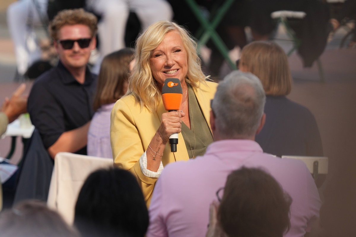 Andrea Kiewel mit ZDF-Mikrofon