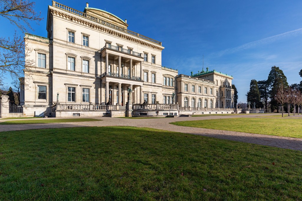 Eine Totalaufnahme der Villa Hügel - eine der prachtvollsten Sehenswürdigeiten in Essen.