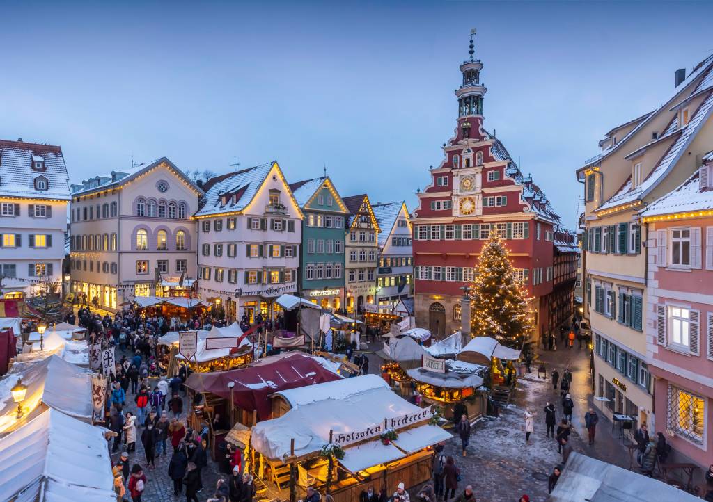 Weihnachtsmarkt im Winter mit antikeren Häusern