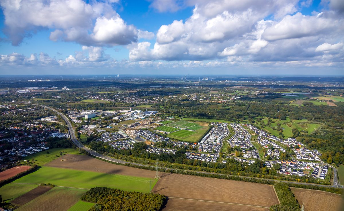 lange Schlange in Dortmund vor einem Haus