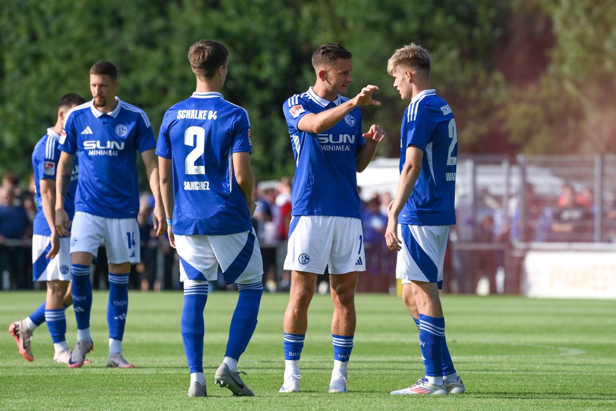 Zwischen Ben Manga und Karel Geraerts gab es zuletzt leichte Differenzen. Nun kÃ¶nnte der Trainer des FC Schalke 04 ungewollt nachgeben.