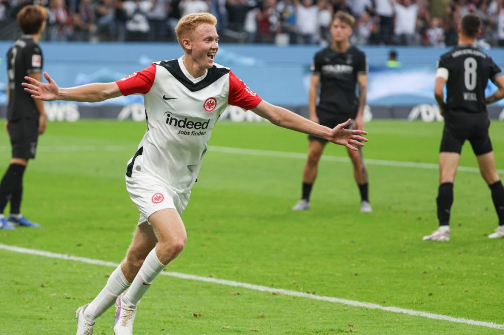 Er soll bei Borussia Dortmund weit oben auf dem Zettel stehen: Hugo Larsson von Eintracht Frankfurt.
