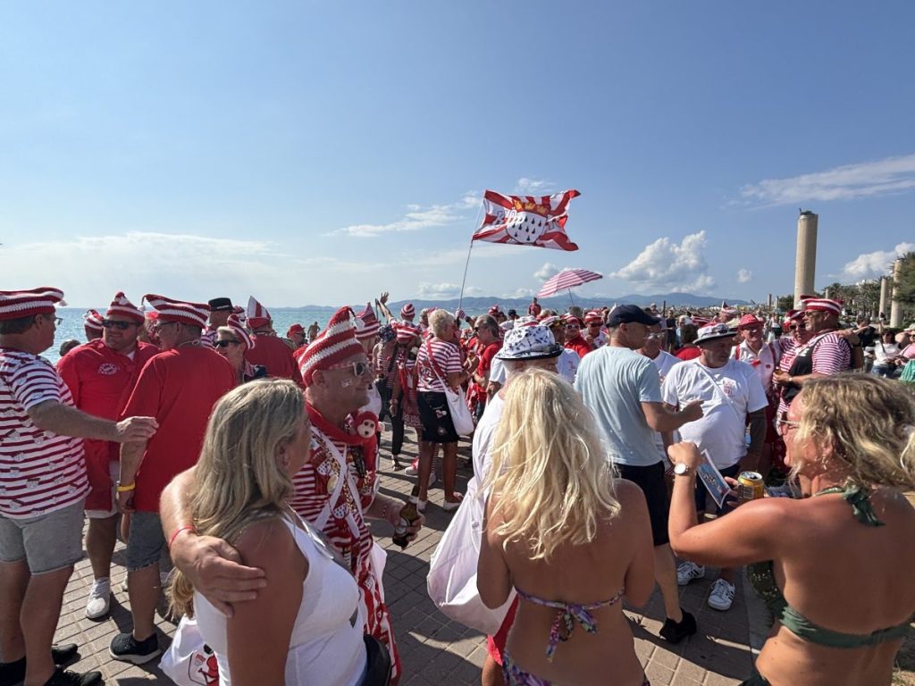 Zuvor feierte die Menge an der Playa de Palma am Ballermann 6 mit Bier und Musik.