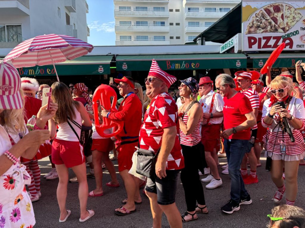 Am 23. September fand in der Schinkenstraße auf Mallorca der traditionelle "Rosenmontagsumzug" statt.