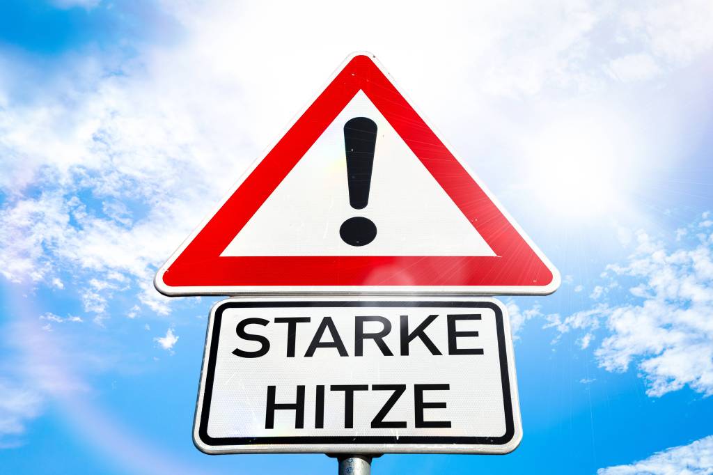 Ein Straßenschild warnt symbolisch vor starker Hitze.