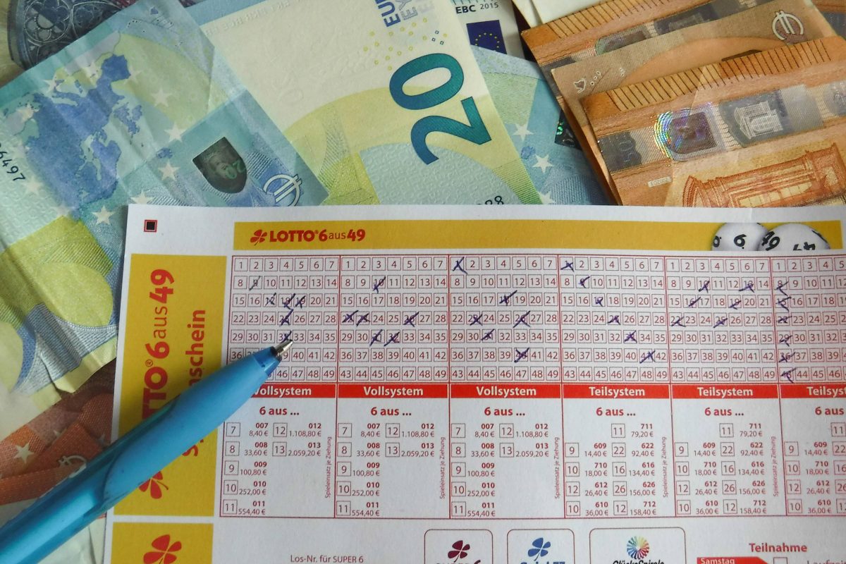 Dieser Lotto-MillionÃ¤r lÃ¤sst es sich nach dem dicken Gewinner nun richtig gut gehen. In jungen Jahren hat er bereits ausgesorgt.