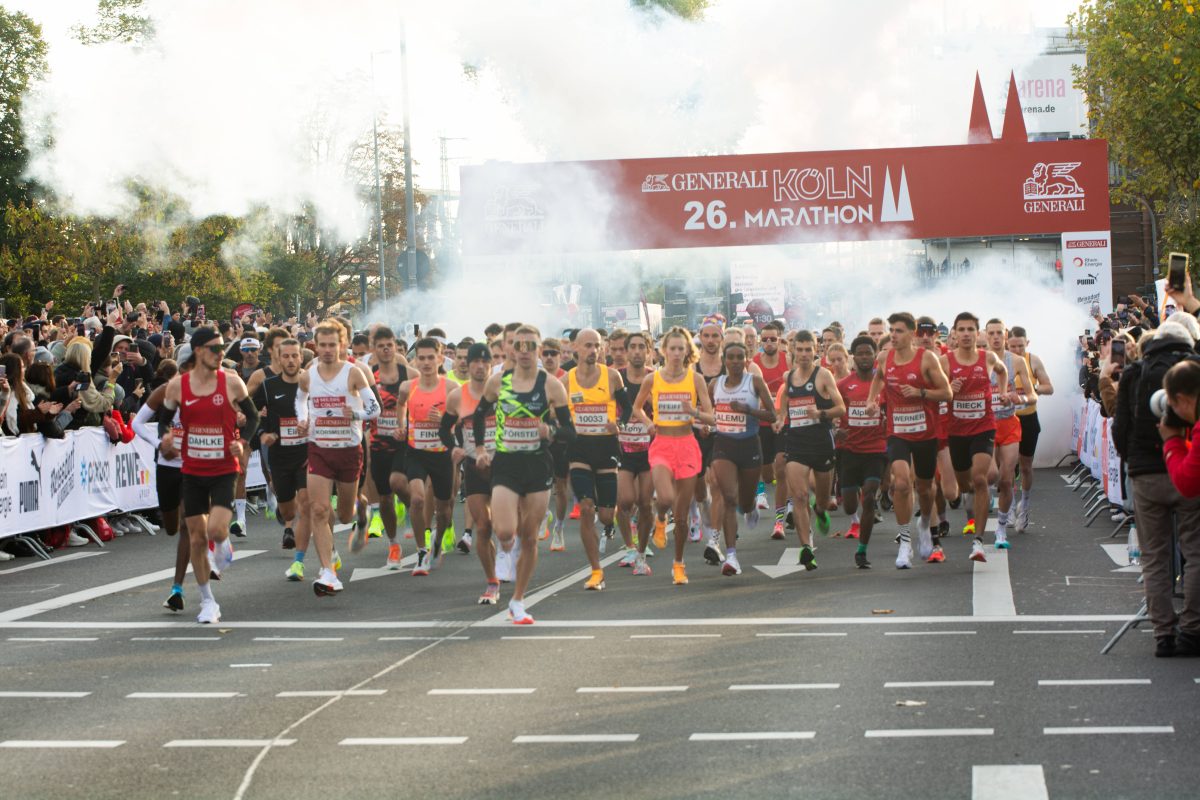 Eine unglaubliche Geschichte aus NRW! Beim KÃ¶ln Marathon wird es fÃ¼r eine Teilnehmerin erst dramatisch und dann doppelt schÃ¶n.