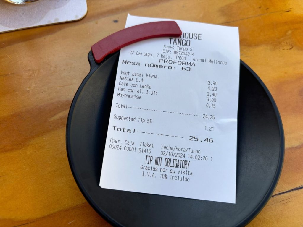 Im Steakhouse Tango an der Playa de Palma werden fünf Prozent Trinkgeld direkt mit auf die Rechnung gepackt. Zahlen muss man sie aber nicht.