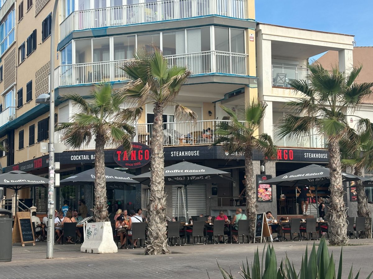 Das Steakhouse Tango befindet sich kurz hinter dem Balneario 3 an der Playa de Palma. Im Sommer kommen hier fast ausschlieÃŸlich Menschen her, die ihren Urlaub auf Mallorca am Ballermann verbringen.