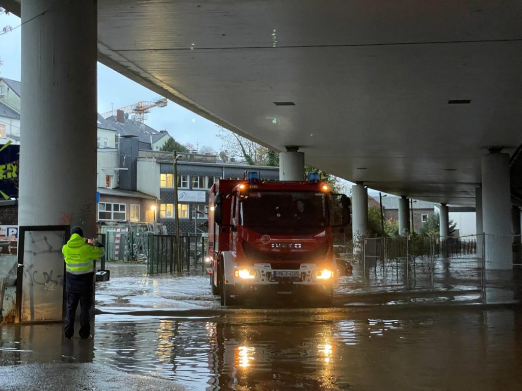 Der Bahnhof in Essen-Kupferdreh ist wegen dem Hochwasser komplett überschwemmt.