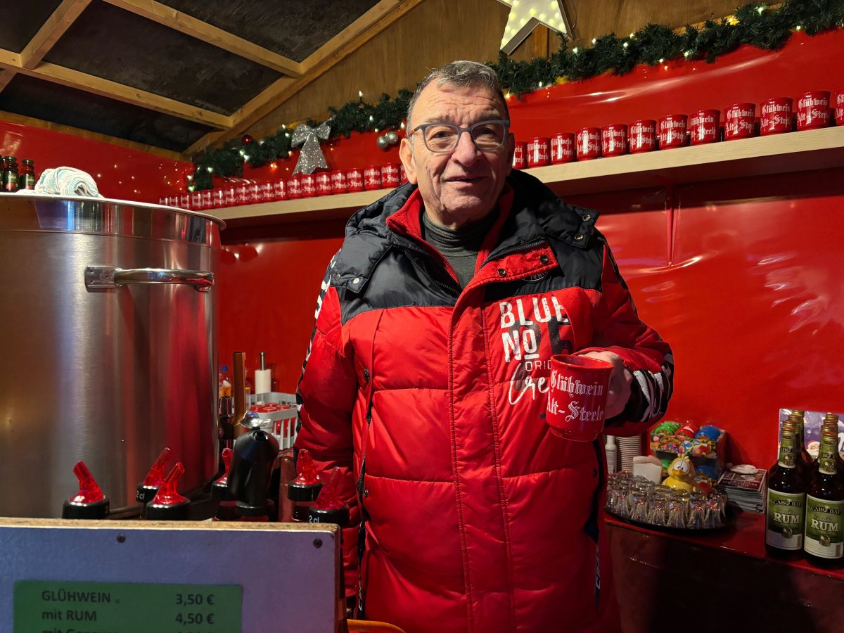 Steeler Weihnachtsmarkt Glühwein-Verkäufer