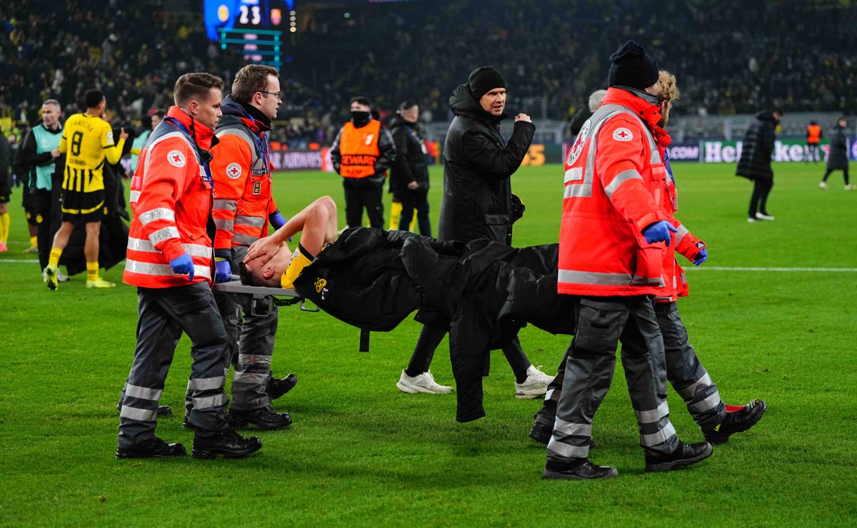 Schwarz-Gelb bangt um einen weiteren Leistungsträger! Im Spiel Borussia Dortmund - FC Barcelona verletzt sich der BVB-Star wohl schwer.