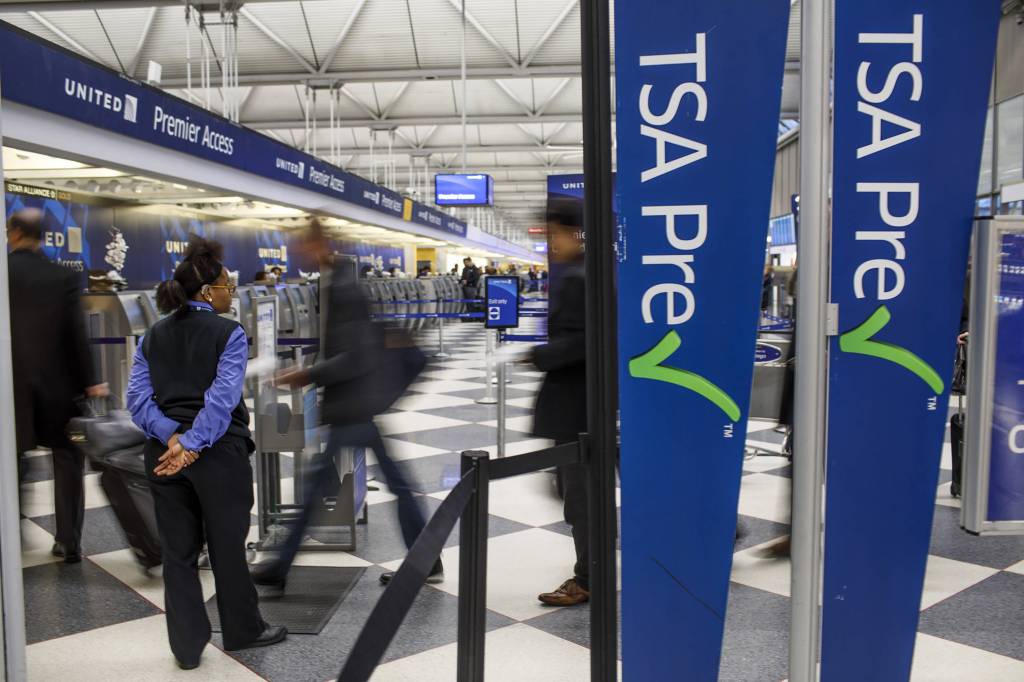Menschen am Flughafen in Chicago