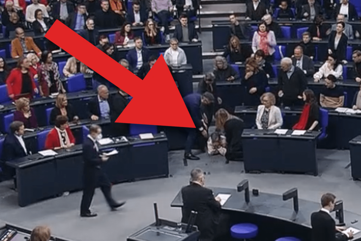 Schreckmoment im Bundestag: Grüne fliegt auf den Boden.