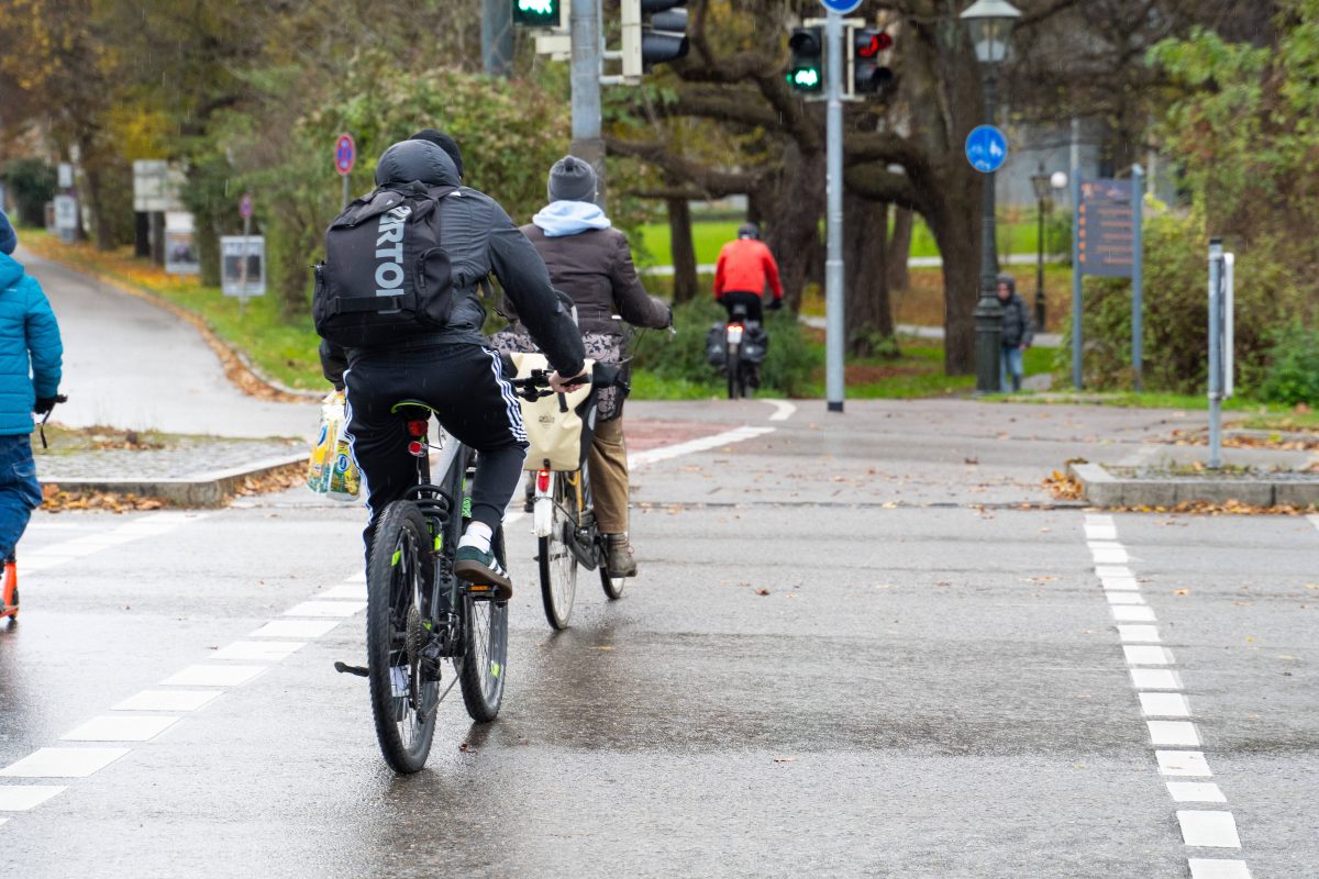 (Symbolbild). Ein Fahrradfahrer fährt über eine Kreuzung und kassiert dafür ein Bußgeld.