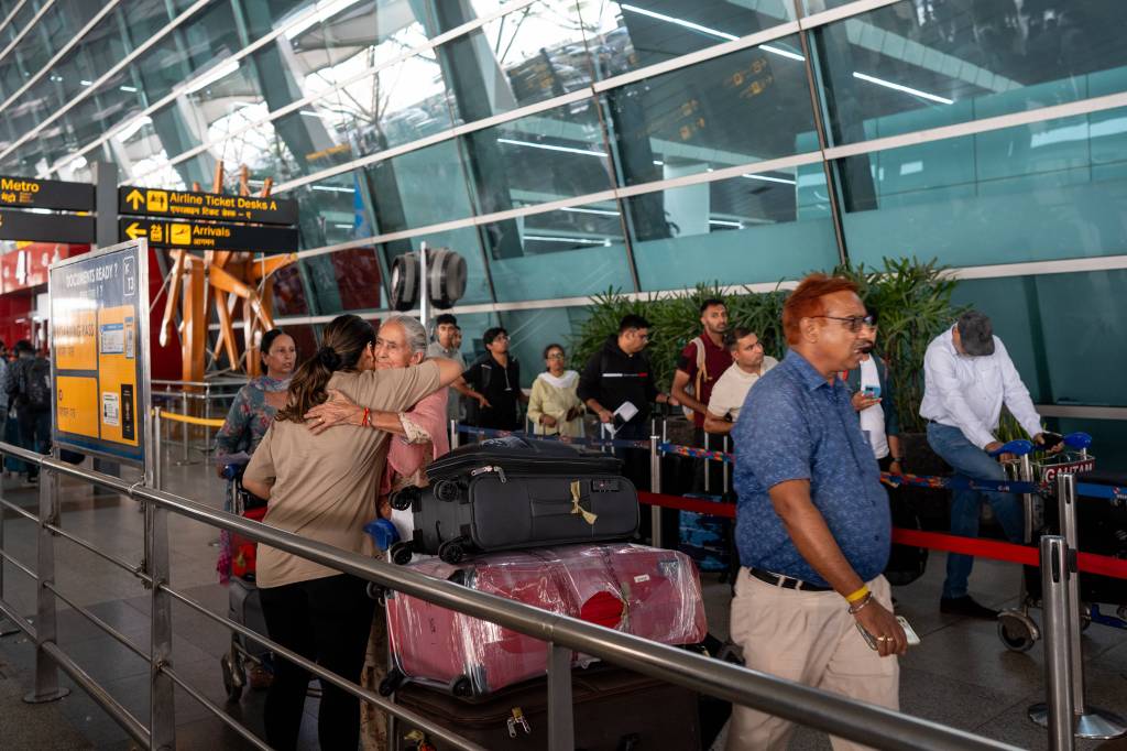 Menschen am Flughafen in New-Delhi.